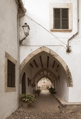Fototapeta na wymiar Courtyard of the medieval manor alfabia, Spain