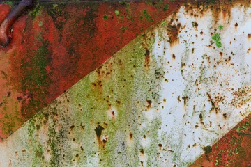 Fototapeten Rode roestige plaat met een schuine witte streep, te gebruiken als achtergrond © Farantsa