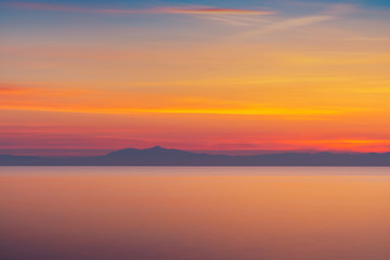 Fototapeta na wymiar Sunrise / sunset at the sea with sun in the background 