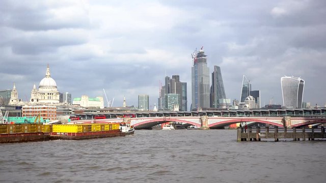 Zeitraffer der Schiffe auf Themse in London in 4K