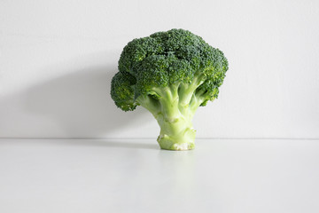 白い背景での新鮮な生野菜のブロッコリーの写真