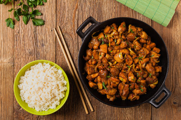 Sweet, caramelized fried chicken with soy sauce in Vietnamese.