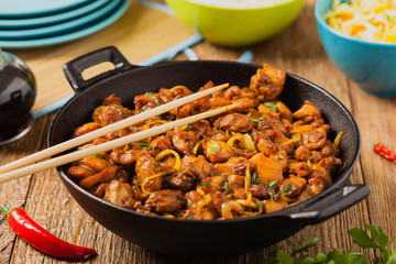 Sweet, caramelized fried chicken with soy sauce in Vietnamese.