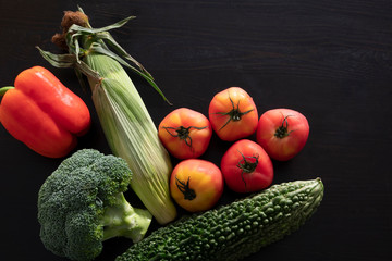 黒い背景の複数の新鮮な生野菜の集合イメージ