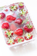 Obraz na płótnie Canvas Strawberries in a bowl of water. Red berries. Seasonal berries in the water.