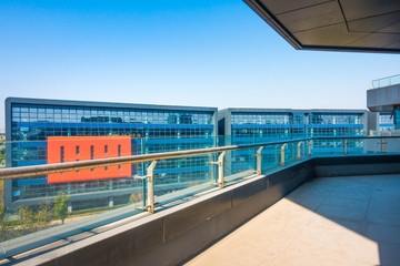 Naklejka premium Roof top balcony in the building with cityscape background