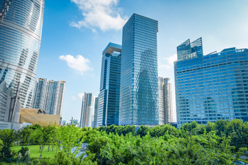 Naklejka premium nowoczesny budynek centrum finansowego lujiazui w szanghaju w chinach.