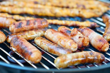 BBQ Grill Miniwürstchen und Grillfackeln