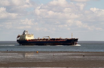 Frachtschiff nahe dem Ufer bei der Einfahrt in den Hafen