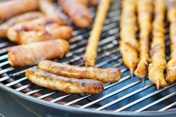 BBQ Grill Miniwürstchen und Grillfackeln