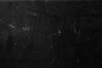 Tuinposter wit stof en krassen op een zwarte achtergrond. De textuur van vuil op het glas. © Ivan