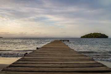 Fototapeta na wymiar Bootssteg in der Karibik
