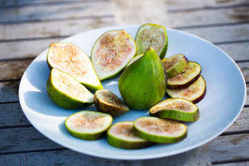 frische Feigen aufgeschnitten auf Gartentisch