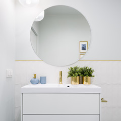 Bright bathroom with round mirror - obrazy, fototapety, plakaty
