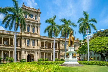 Fototapeten Kamehameha statues and State Supreme Court, hawaii © Richie Chan