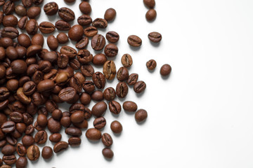Naklejka premium brązowe ziarna kawy na białym tle na białym tle z widokiem z góry przestrzeni