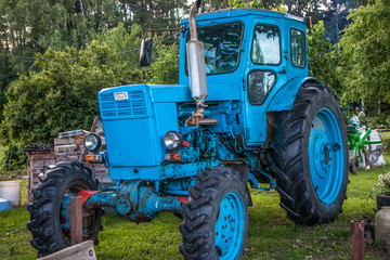 Obraz premium Old blue tractor in countryside.