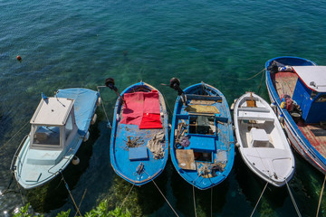 Boote im mediterranen Hafen von Gallipolli in Apulien-Italien