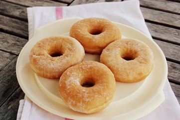 donuts au sucre dans assiette blanche