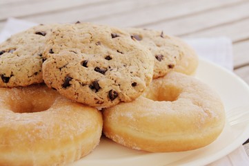 cookies fait maison et donuts ,sur une assiette