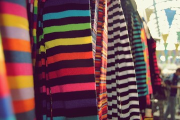 Calcetines de rayas de colores en mercado en Londres
