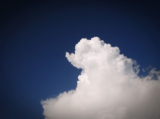 Gran nube blanca y esponjosa con cielo azul oscuro