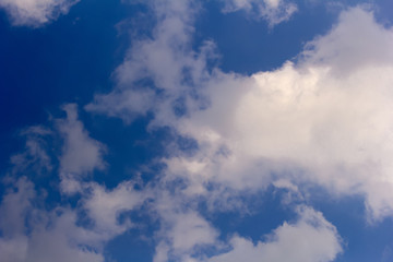 Obraz premium Lekkie chmury cumulus na niebieskim niebie.