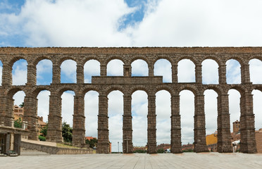 Fototapeta na wymiar Beautiful, Roman Aqueduct in Segovia