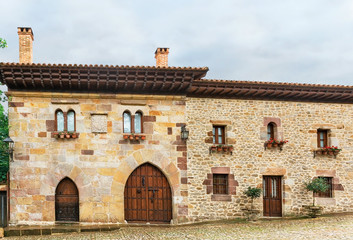 Fototapeta na wymiar medieval streets of Santillana del Mar