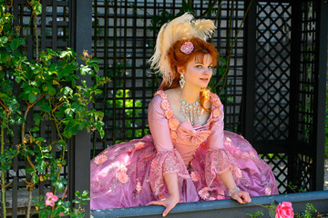 Jeune et jolie modèle féminin en robe d'époque