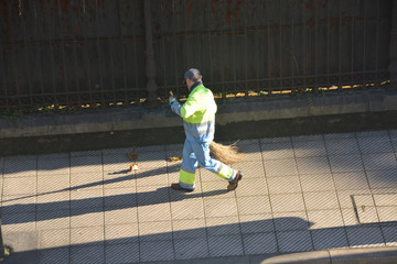 barrendero trabajando