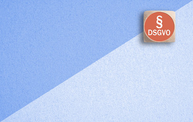 Würfel mit DSGVO-Paragraf auf Papier Hintergrund