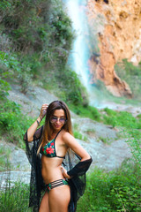 Obraz premium woman in bikini on water fall 