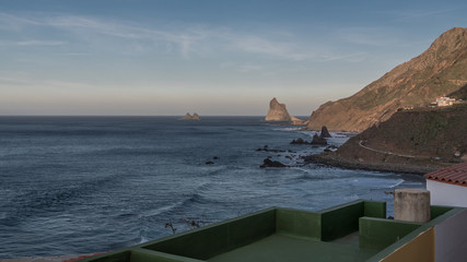 Obraz premium View of the ocean coast from the roof of the house