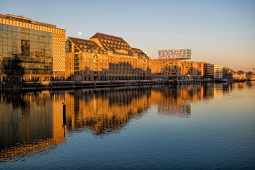 panorama von berlin im abendlicht mit wasserspiegelung, deutschland