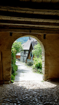 vue depuis la porte de sortie du château féodall de Ferrette dans le Haut-Rhin en Alsacee