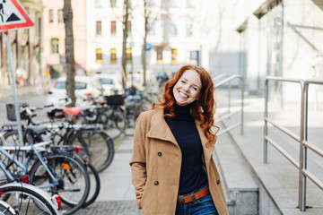 Fototapeta na wymiar glückliche Frau geht durch die Stadt spazieren