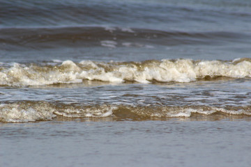 hohe wellen auf der nordsee insel juist deutschland fotografiert an einem sonnigen tag während eines spaziergangs