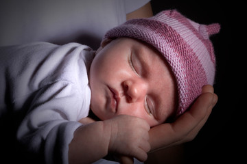 Neugeborenes Baby mit Mütze Gesicht Nahaufnahme