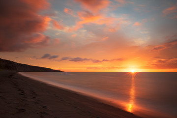 Fototapeta na wymiar coucher de soleil sur l'océan