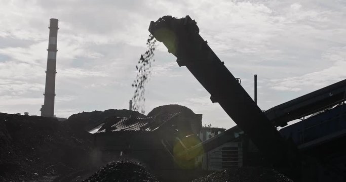 Slow motion mechanical coal grading. Machine for mechanical sorting of bulk materials into fractions. Rumble used to disperse materials such as coal, ore. Sorting and loading of anthracite