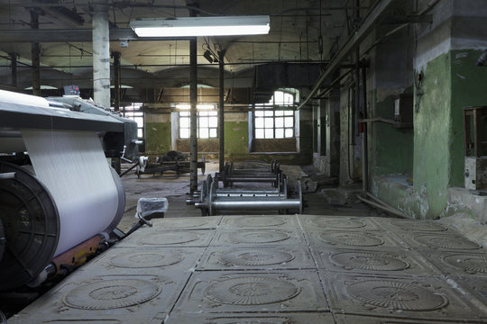 Industrial looms in textile factory