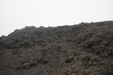 Schroffer Lavafels auf dem Ätna