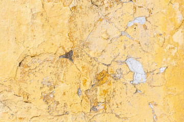 Achtergrond van oude gele gebarsten geschilderde muur