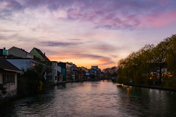 Naklejka premium Thunl während dem Sonnenuntergang