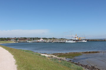 Blick auf einen kleinen Hafen auf der Nordseeinsel Amrum