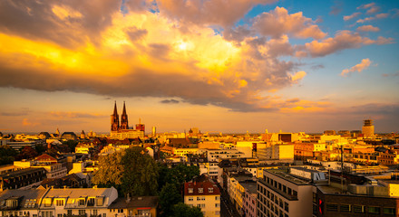 Fototapeta premium kölner skyline zum sonnenuntergang mit wunderschönen Wolken am Himmel in Deutschland