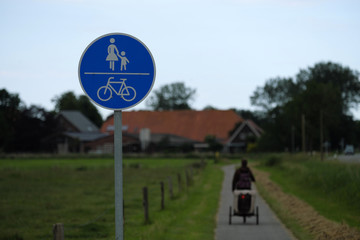 Radweg in Niedersachsen mit Verkehrsschild gemeinsamer Geh- und Radweg - Stockfoto