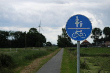 Radweg in Niedersachsen mit Verkehrsschild gemeinsamer Geh- und Radweg - Stockfoto