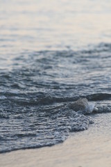 Ostseebrandung und Wellen bei Sonnenaufgang